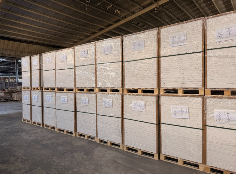 Flat-packed door slabs and KD frames optimized for container loading and high-density ocean freight