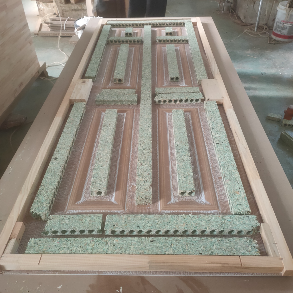 Doors filled with tubular particle board produced by UWG