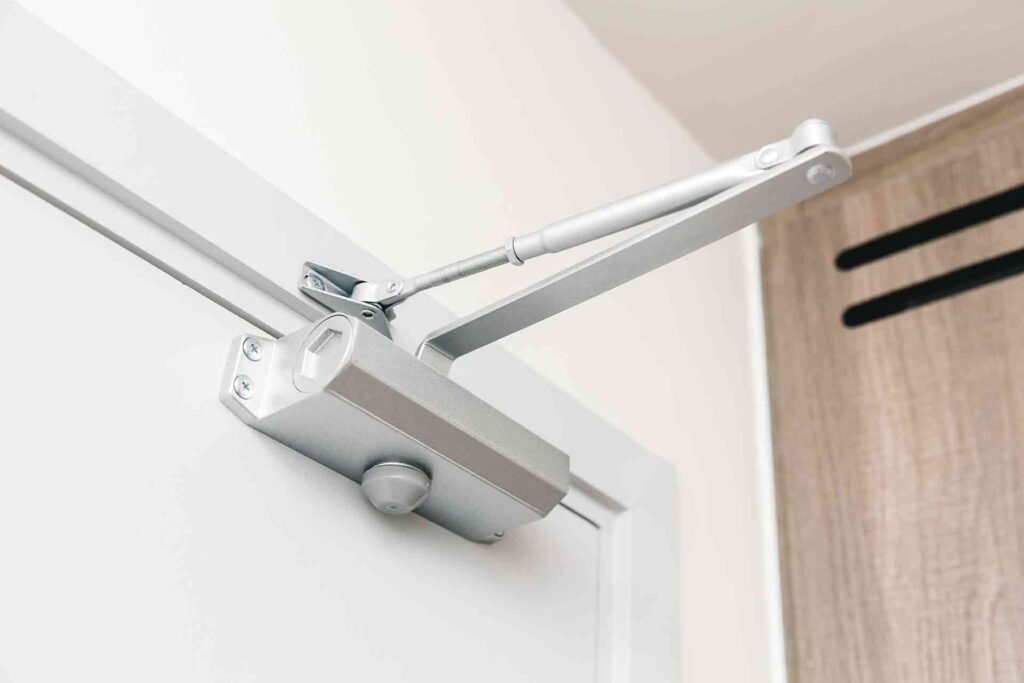 Fire door self-closing mechanism